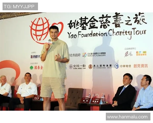 姚明参与公益活动，送温暖到贫困学子心中